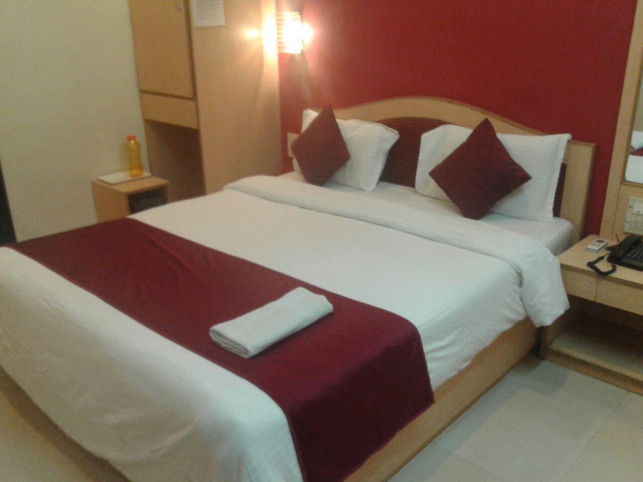 Hotel Treebo Trend Cruz Royale Santacruz West Mumbai Exterior foto